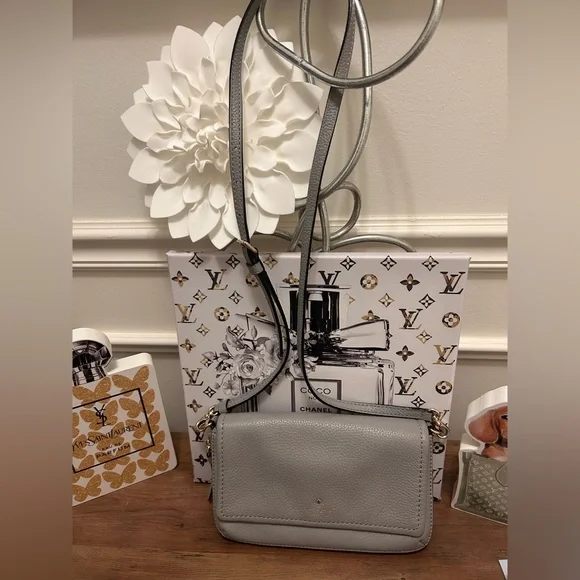 Kate Spade Light Gray Leather Crossbody Bag EUC NO CALLOUTS - Picture 7 of 7